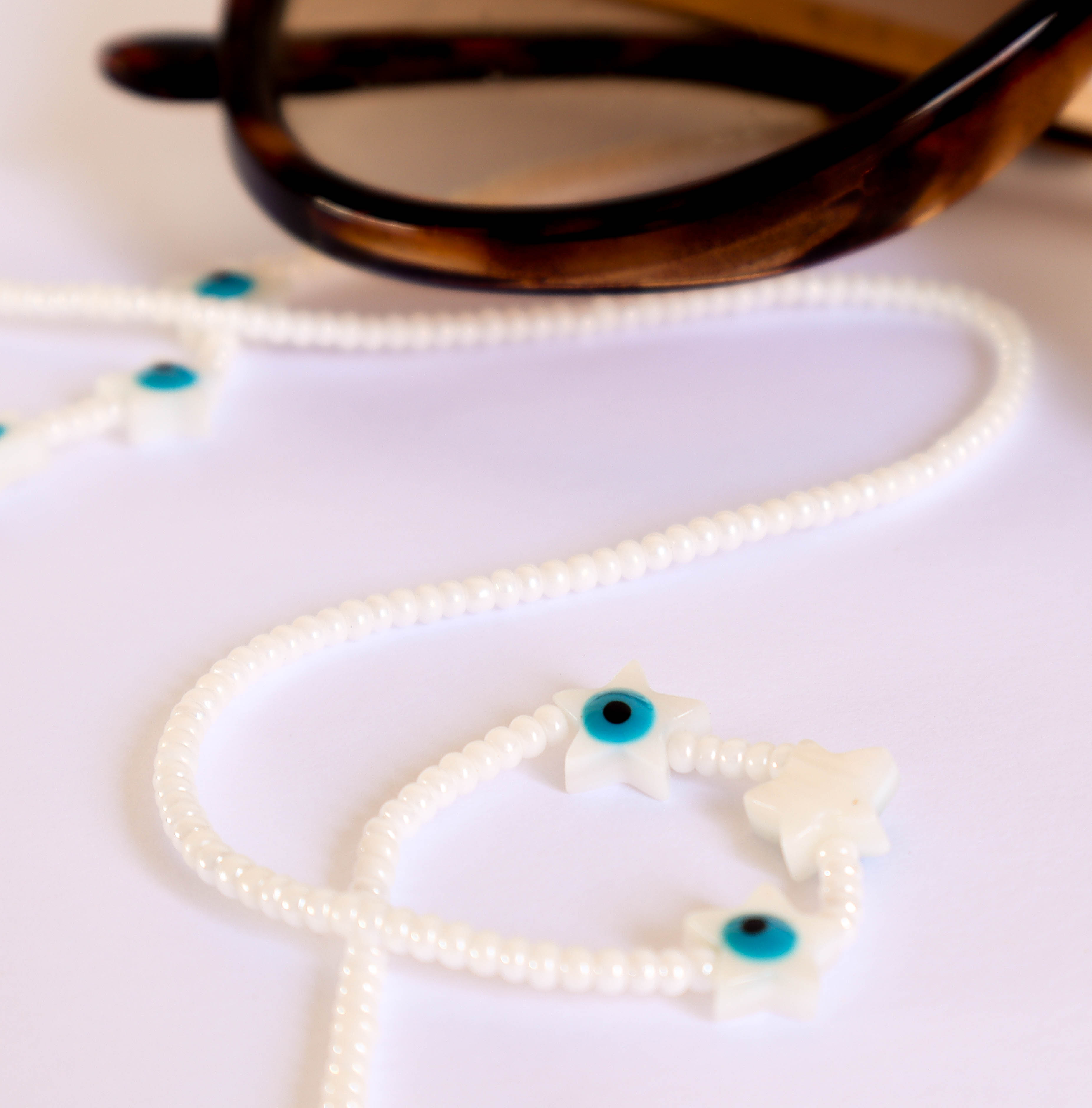 TIRA GAFAS BLANCAS
